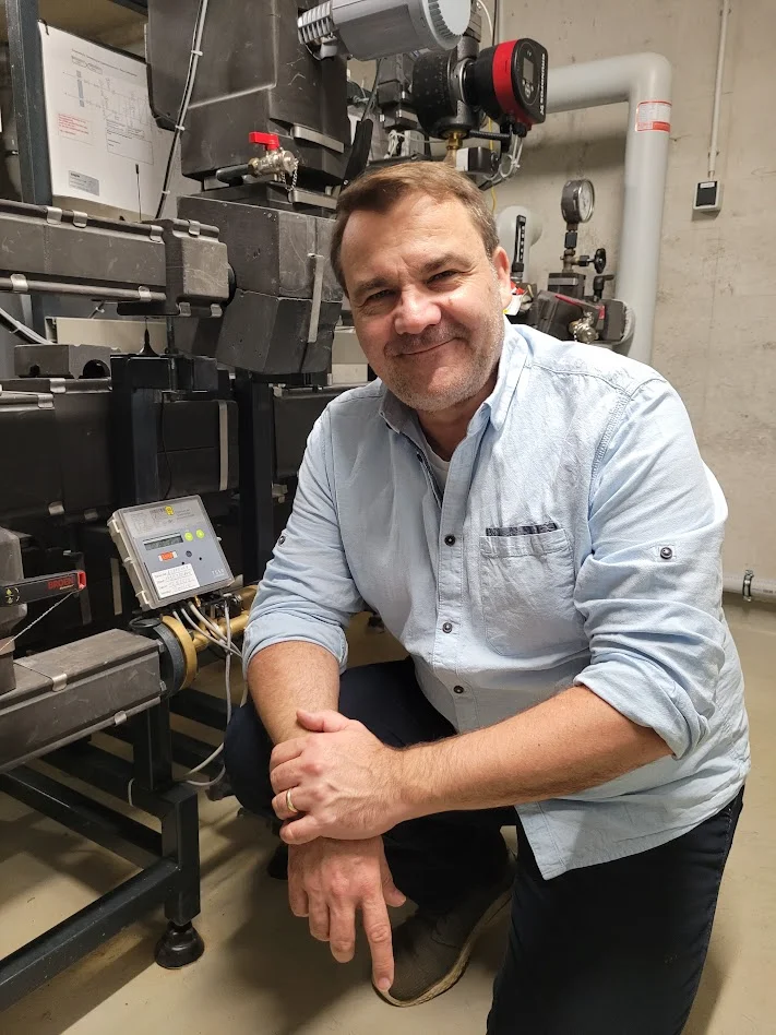 Thomas Hirt bei der Anlagenanalyse im Heizungskeller